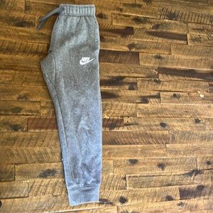 Gray nike kids jogger with pockets.